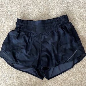 Lululemon Hotty Hot 2.5” high rise Camo shorts 4